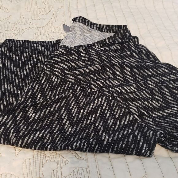 Old Navy Black Whie Pattern Short Sleeve XL - Picture 3 of 7